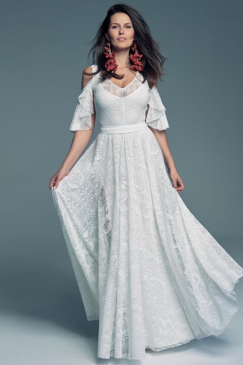 suknia ślubna z koronkowym wzorem, długimi rękawami i rozkloszowanym dołem