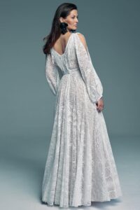 suknia ślubna z długimi rękawami, koronkowym materiałem i dekoltem w serek z tyłu