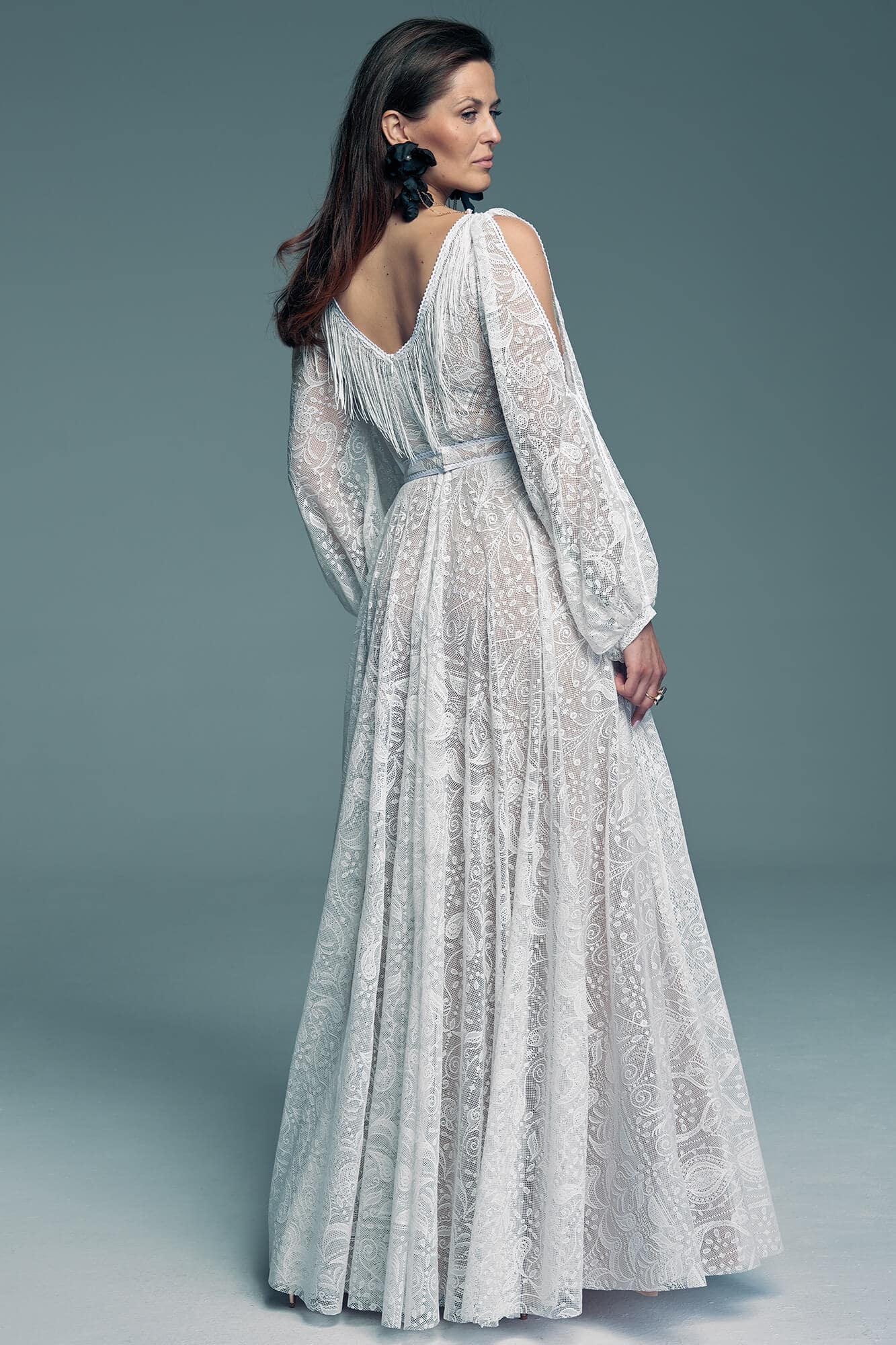 suknia ślubna z długimi rękawami, koronkowym materiałem i dekoltem w serek z tyłu