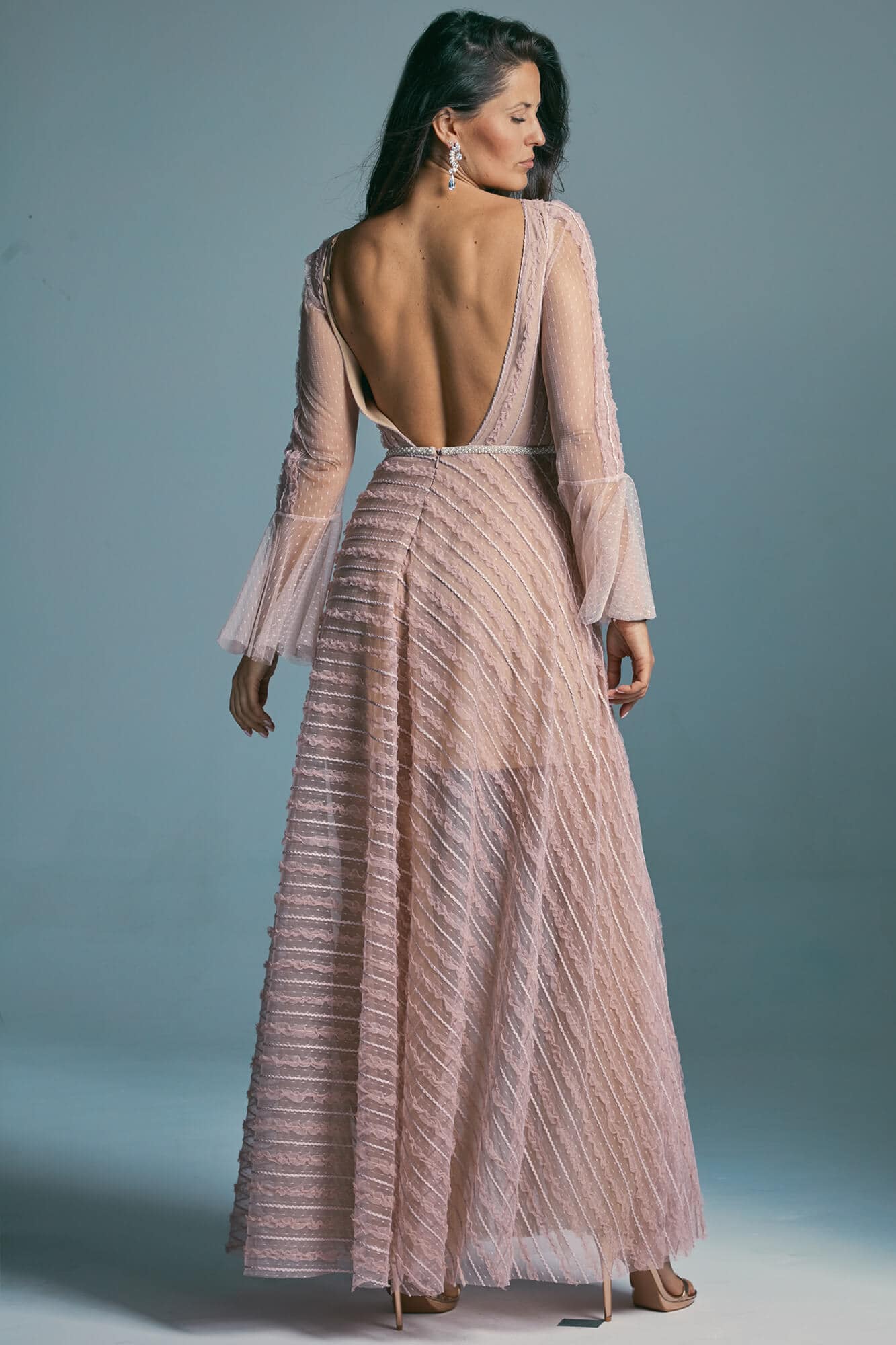 suknia ślubna z długimi rękawami i odkrytymi plecami, w kolorze różowym, o prostej konstrukcji