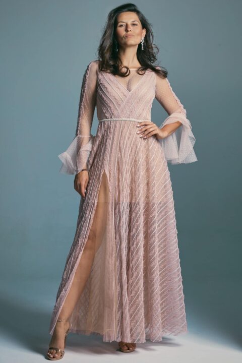 suknia w kolorze różowym z długimi rękawami i rozcięciem na nogę, z ozdobnym paskiem w talii