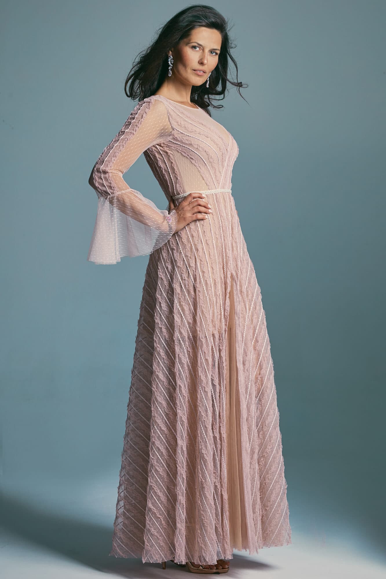 suknia ślubna w kolorze różowym z długimi rękawami i rozkloszowanym dołem