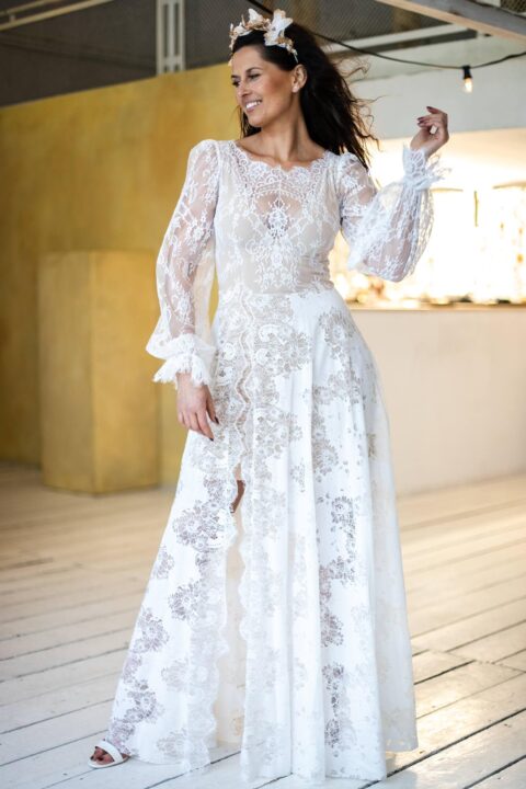 suknia ślubna z długimi rękawami, koronkowym wykończeniem i zdobieniami w jasnych kolorach