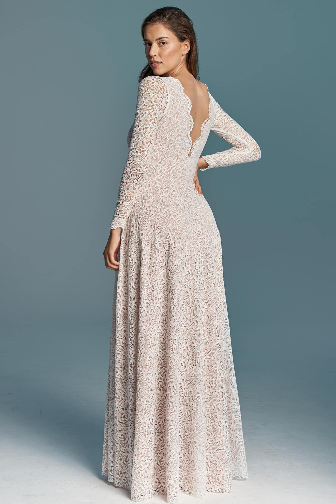 suknia ślubna z długim rękawem, koronkowym wzorem i dekoltem w serek z tyłu