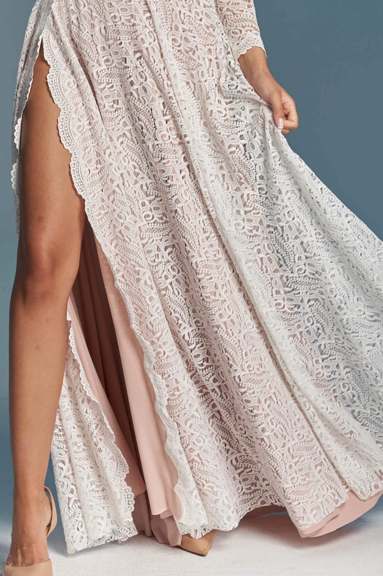 suknia w odcieniach bieli i różu z koronkowym wzorem i długim rękawem