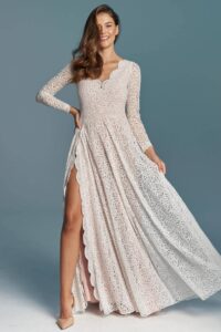 suknia ślubna z długim rękawem, wykonana z koronkowego materiału z rozcięciem na boku