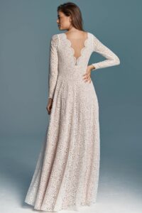 suknia ślubna z długimi rękawami i dekoltem w kształcie litery V w kolorze jasnoróżowym