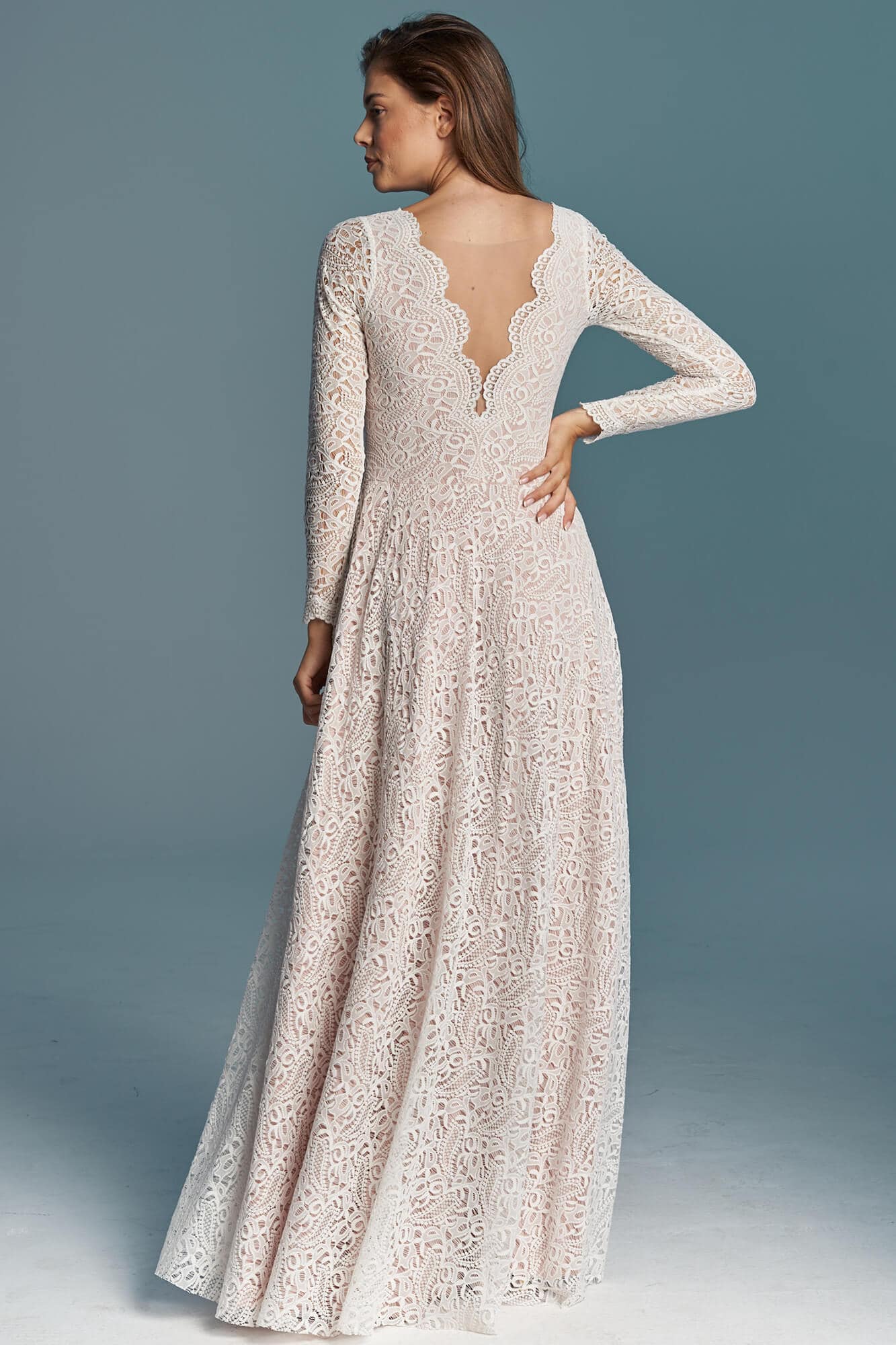 suknia ślubna z długimi rękawami i dekoltem w kształcie litery V w kolorze jasnoróżowym