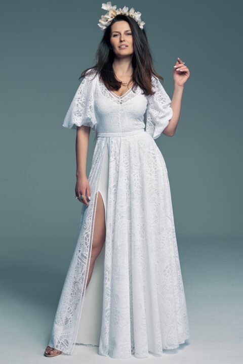 suknia ślubna z koronkowym wzorem, długim rękawem i rozcięciem na nodze
