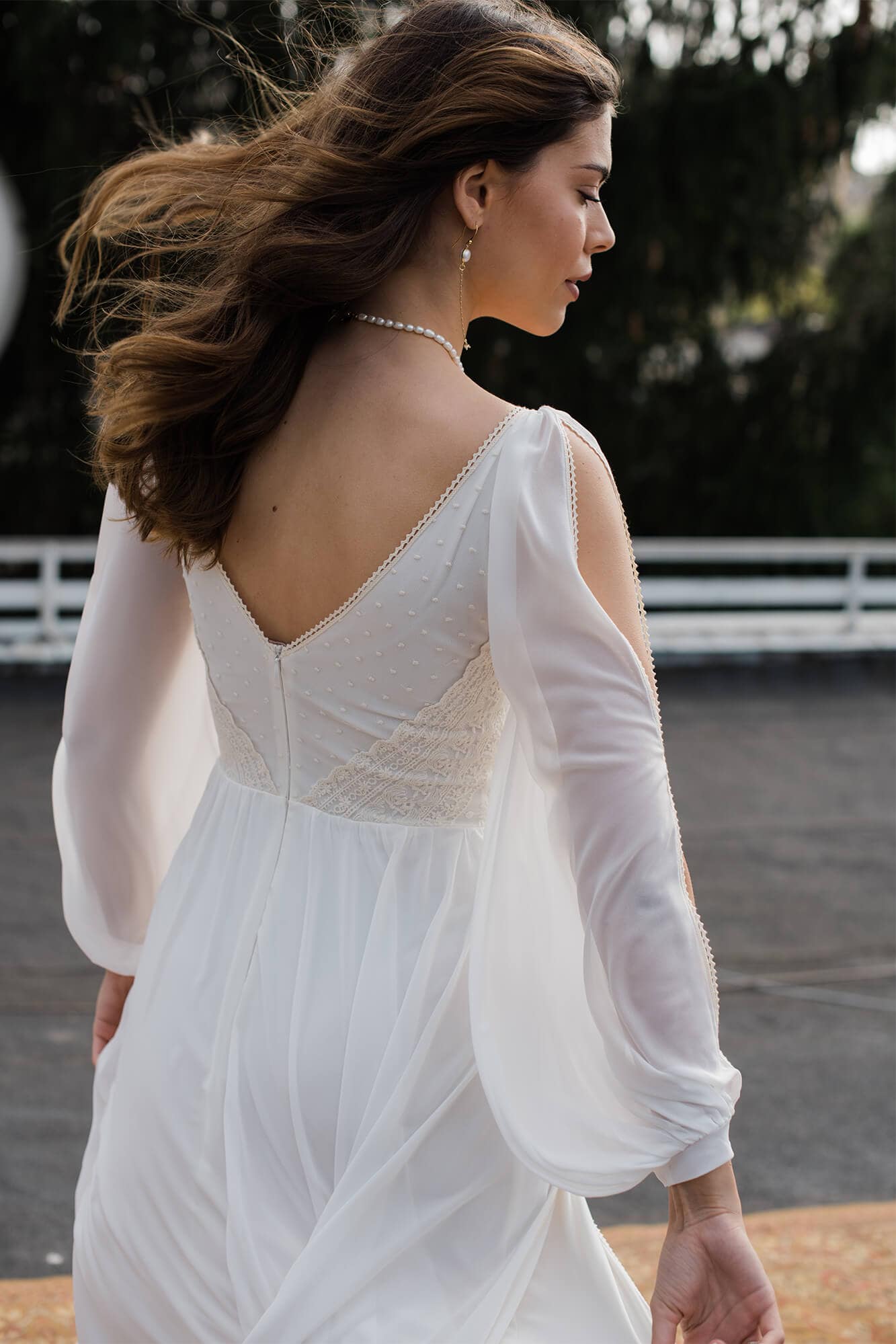 suknia ślubna z długimi, przezroczystymi rękawami i dekoltem w serek, widok z tyłu