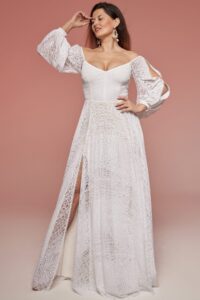 suknia ślubna z długimi, bufiastymi rękawami i rozcięciem na boku, wykonana z koronkowego materiału