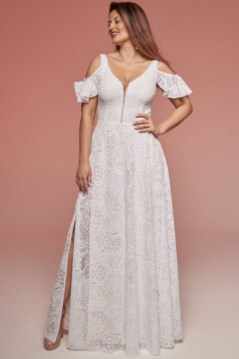 suknia ślubna z odkrytymi ramionami, głębokim dekoltem i rozcięciem na boku