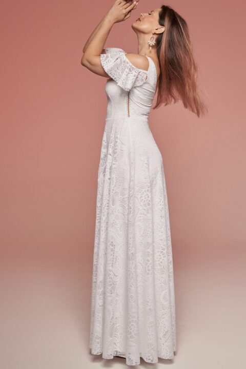 suknia ślubna z koronkowymi rękawami, długim dołem i plecami z zapięciem na guziki