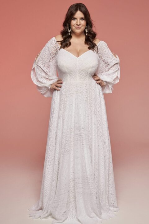 suknia ślubna z długimi, szerokimi rękawami i koronkowym wykończeniem, w kolorze białym.