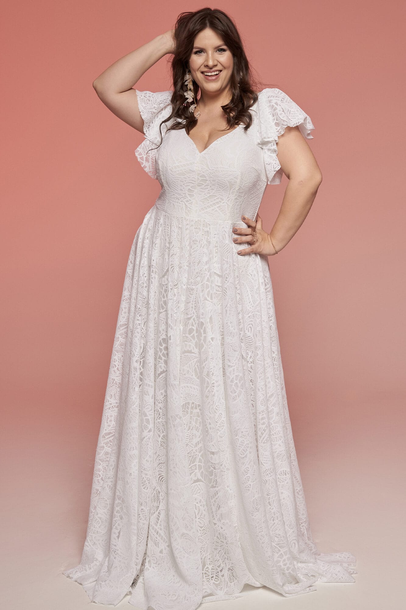 suknia ślubna z falbaniastymi rękawami i dekoltem w kształcie litery V, w kolorze białym