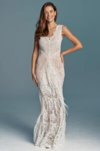 suknia ślubna z koronkowymi detalami i falbanami, model bez rękawów, w kolorze białym