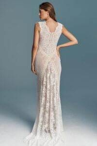 suknia ślubna z koronkowym wykończeniem i dopasowanym krojem, widok z tyłu