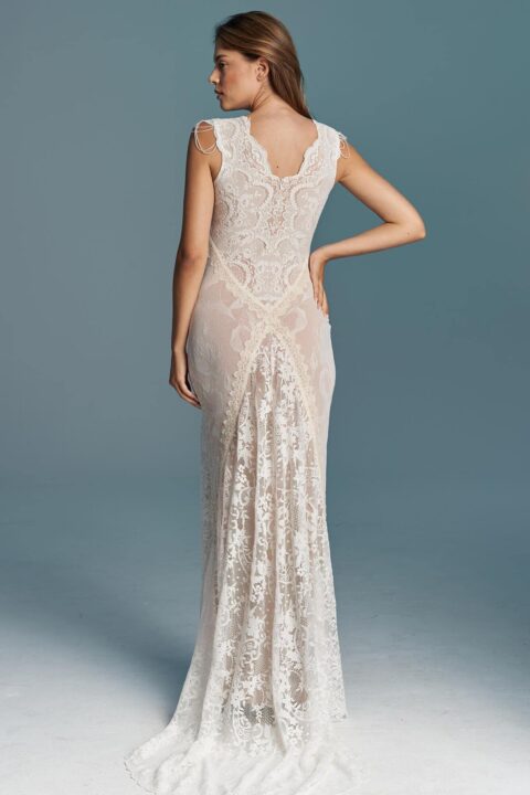 suknia ślubna z koronkowym wykończeniem i dopasowanym krojem, widok z tyłu