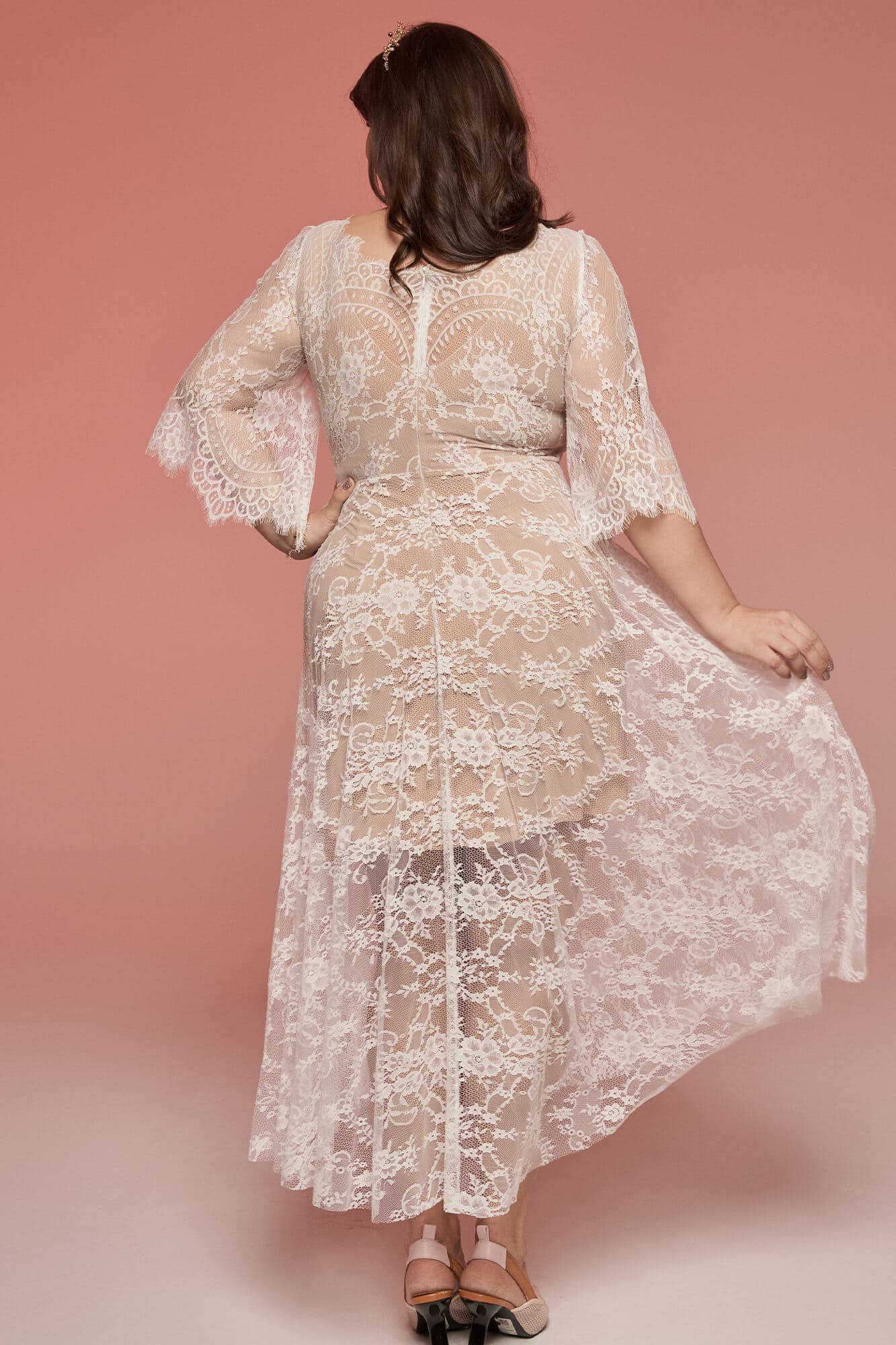 suknia ślubna z koronkowymi rękawami, widok z tyłu, w kolorze jasnoróżowym