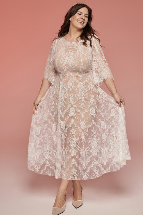 suknia ślubna z koronkowym wykończeniem i rękawami, w kolorze jasnoróżowym.