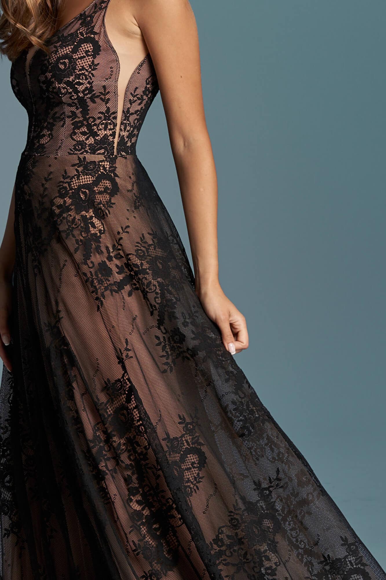 suknia ślubna z koronkowymi detalami w kolorze czarnym, z odkrytymi plecami i długim dołem.