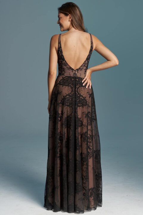 suknia z odkrytymi plecami, z długim dołem i cienkimi ramiączkami, w ciemnym kolorze