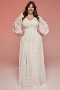 suknia ślubna z długimi rękawami i koronkowym wykończeniem w kolorze białym