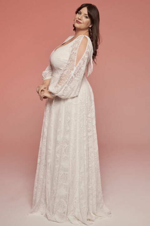 suknia ślubna z długimi rękawami, zdobiona koronką, w kolorze białym