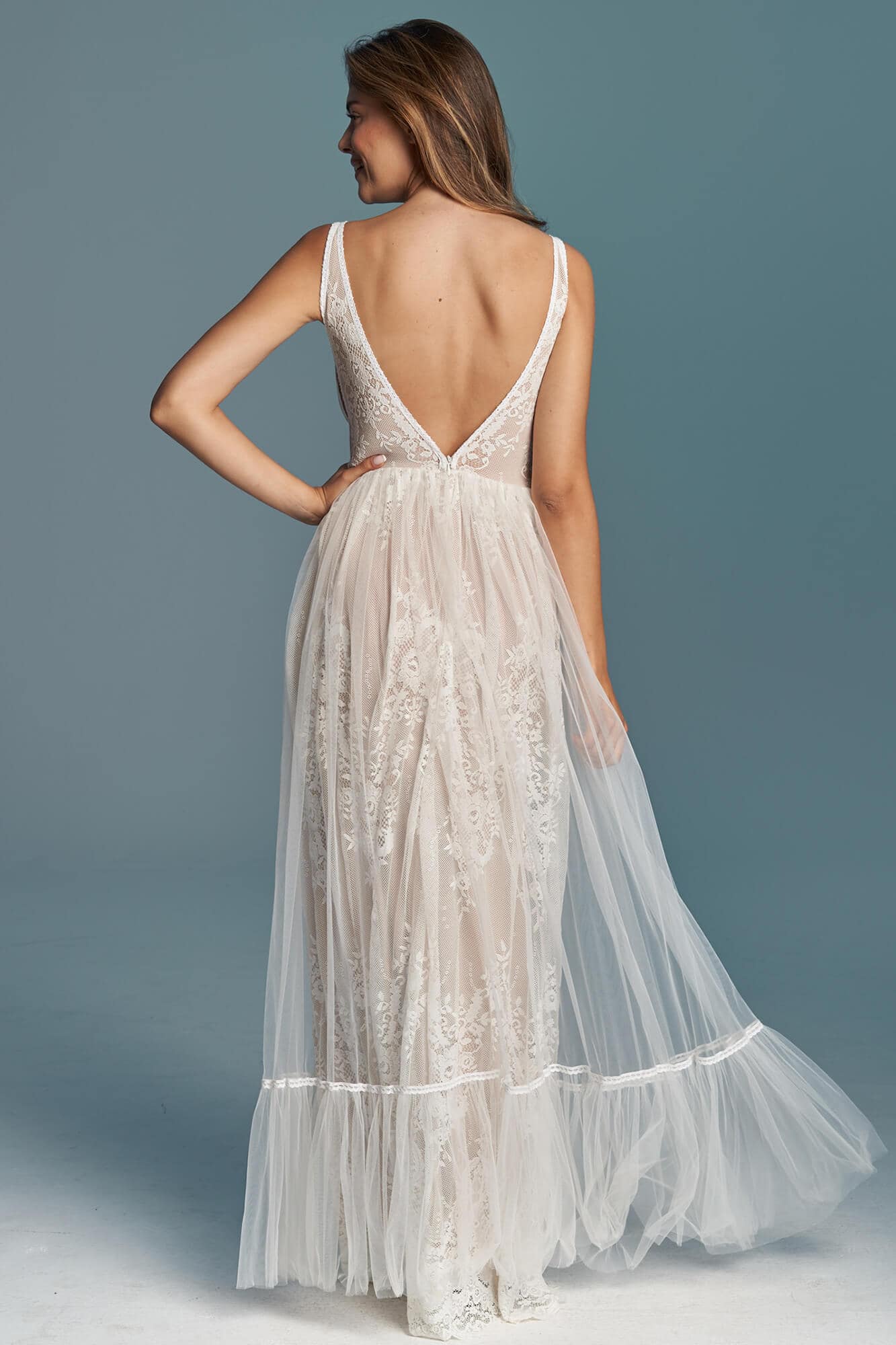 suknia ślubna z koronkowym gorsetem i długim, przezroczystym tiulowym dołem