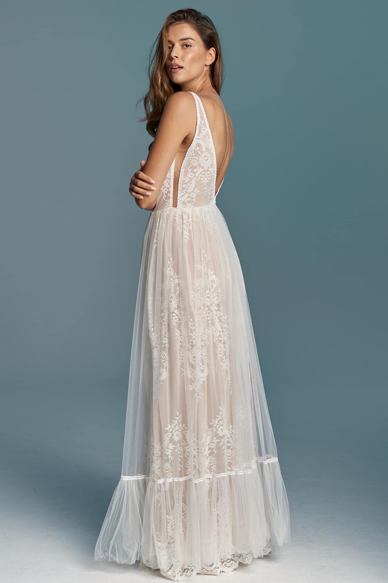 suknia ślubna z koronkowymi detalami i odkrytymi plecami, w kolorze białym