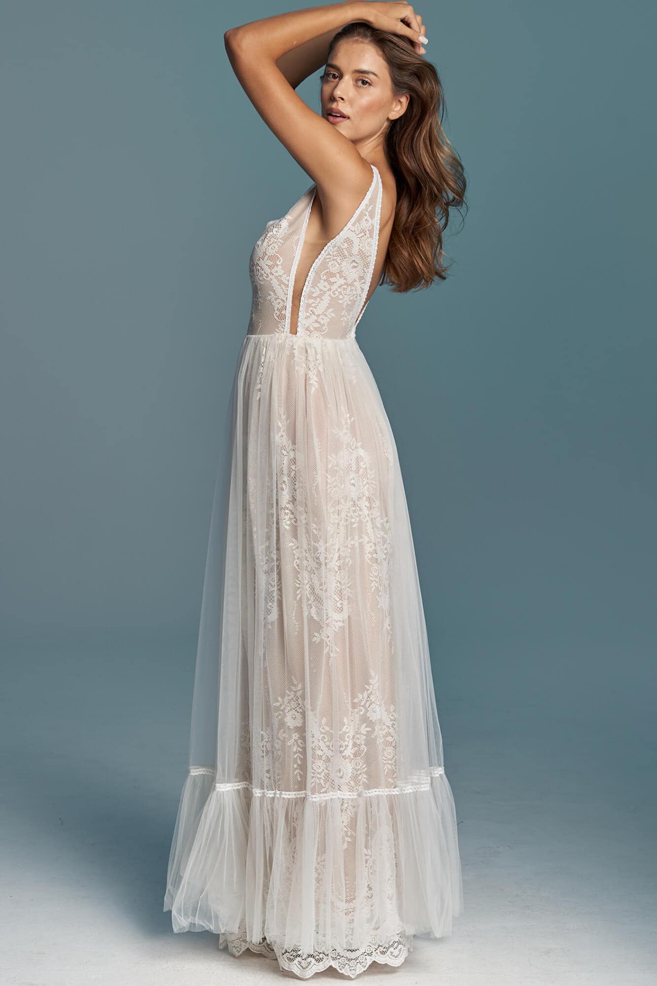 suknia ślubna z głębokim dekoltem i koronkowymi detalami, w kolorze białym