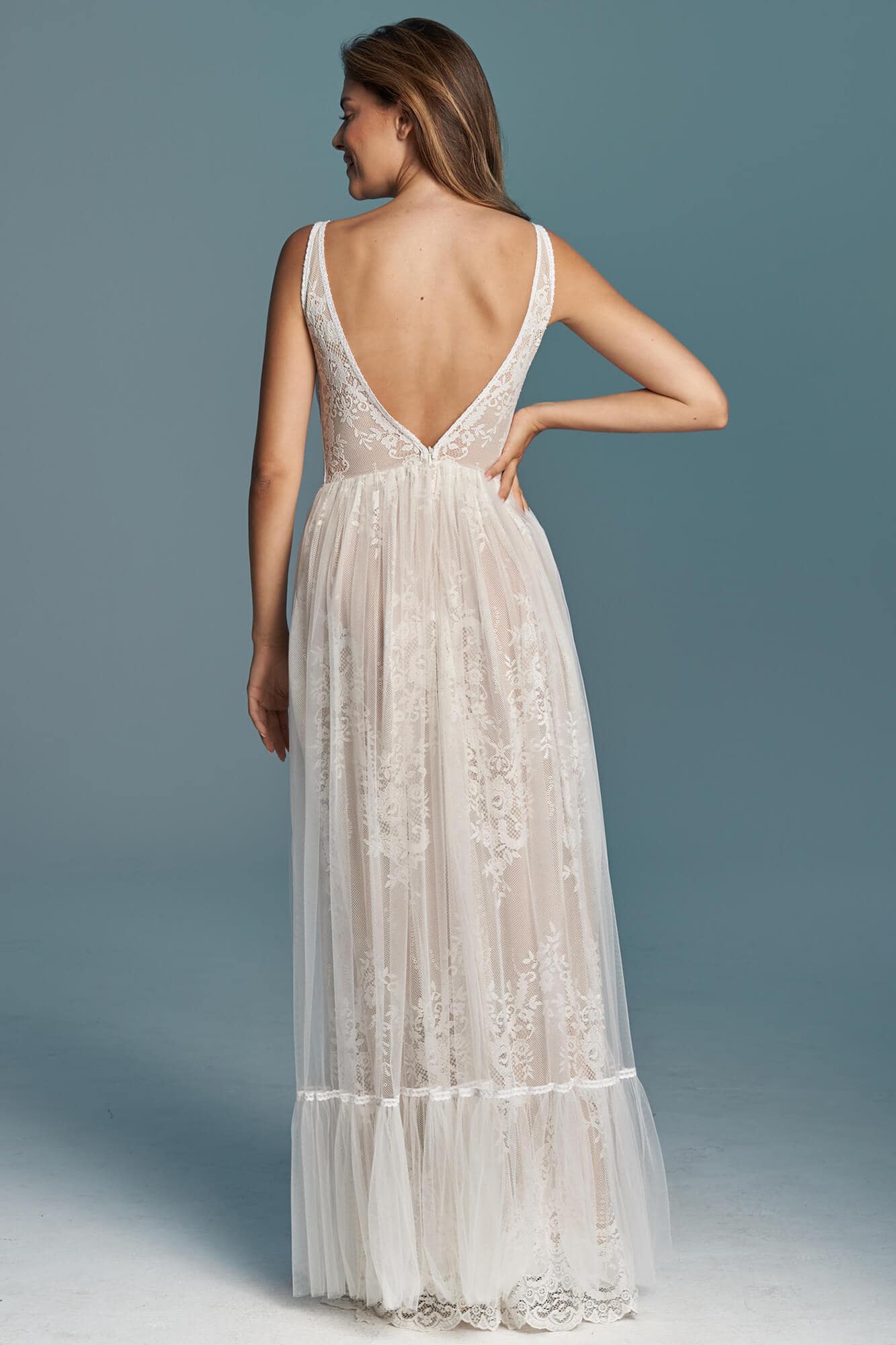 suknia ślubna z głębokim dekoltem na plecach i koronkowym materiałem