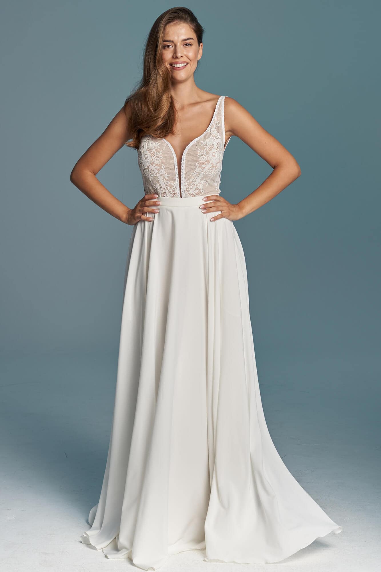 suknia ślubna z koronkowym dekoltem i długim, gładkim dołem w kolorze białym