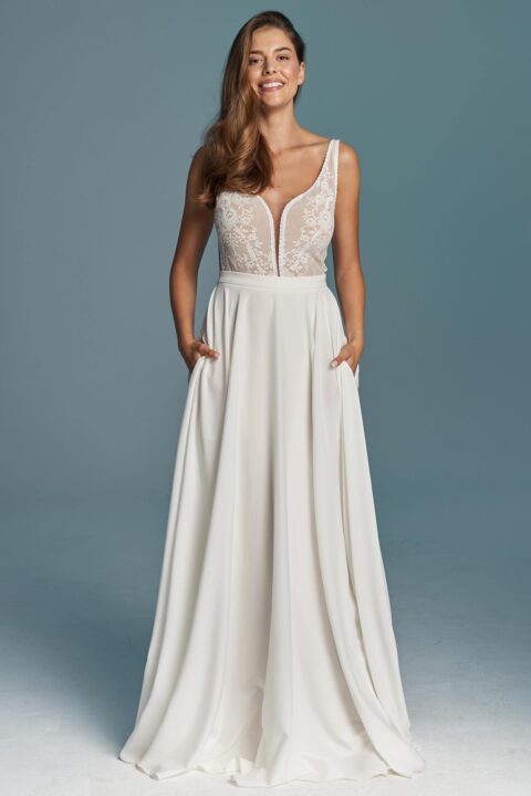 suknia ślubna z dekoltem w serek i koronkowym zdobieniem, z kieszeniami po bokach