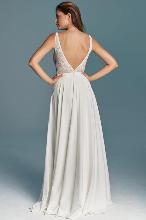 suknia ślubna z koronkowym gorsetem i głębokim dekoltem na plecach, w kolorze białym