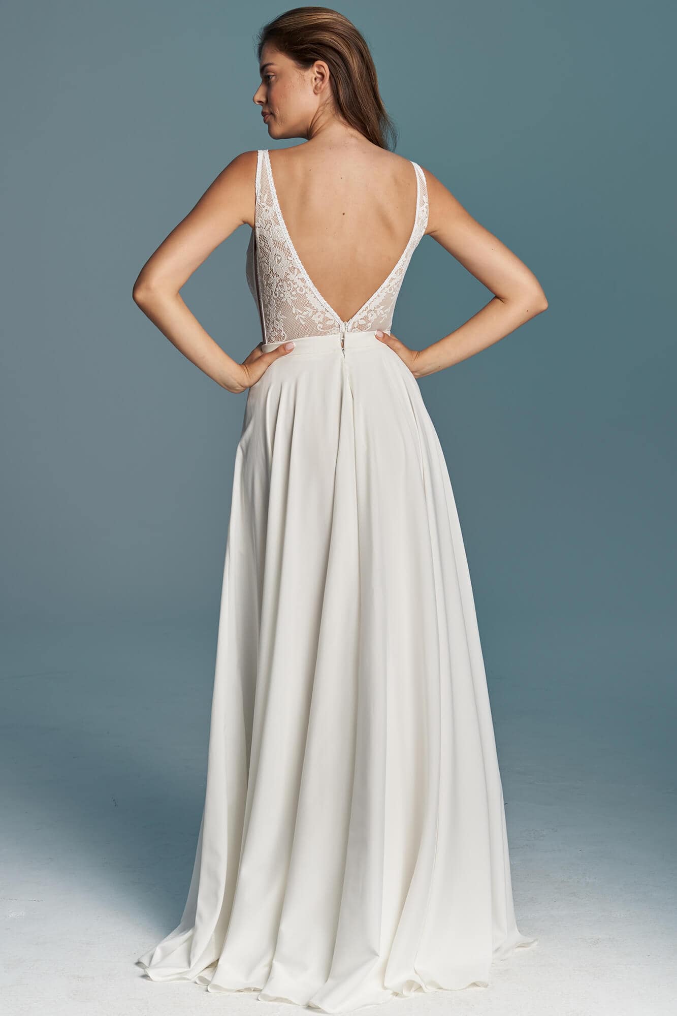 suknia ślubna z koronkowym gorsetem i głębokim dekoltem na plecach, w kolorze białym