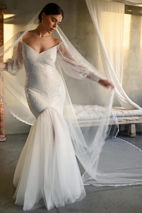 suknia ślubna z dekoltem w kształcie litery V i długimi, zwiewnymi rękawami, z tiulowym welonem
