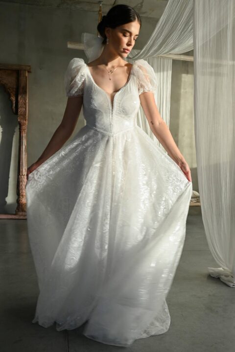 suknia ślubna z dekoltem w serek, krótkimi rękawami i koronkowym wzorem