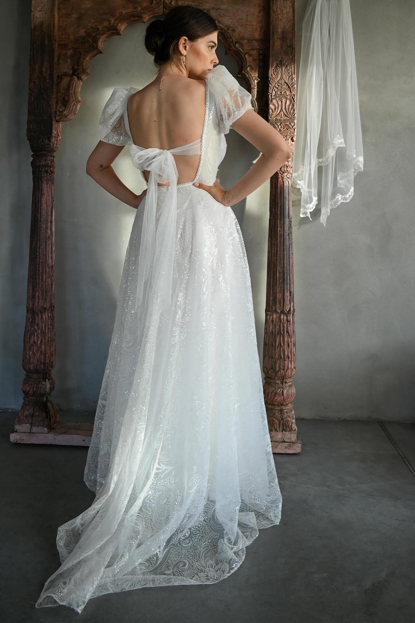 suknia ślubna z odkrytymi plecami i długim tiulowym trenem