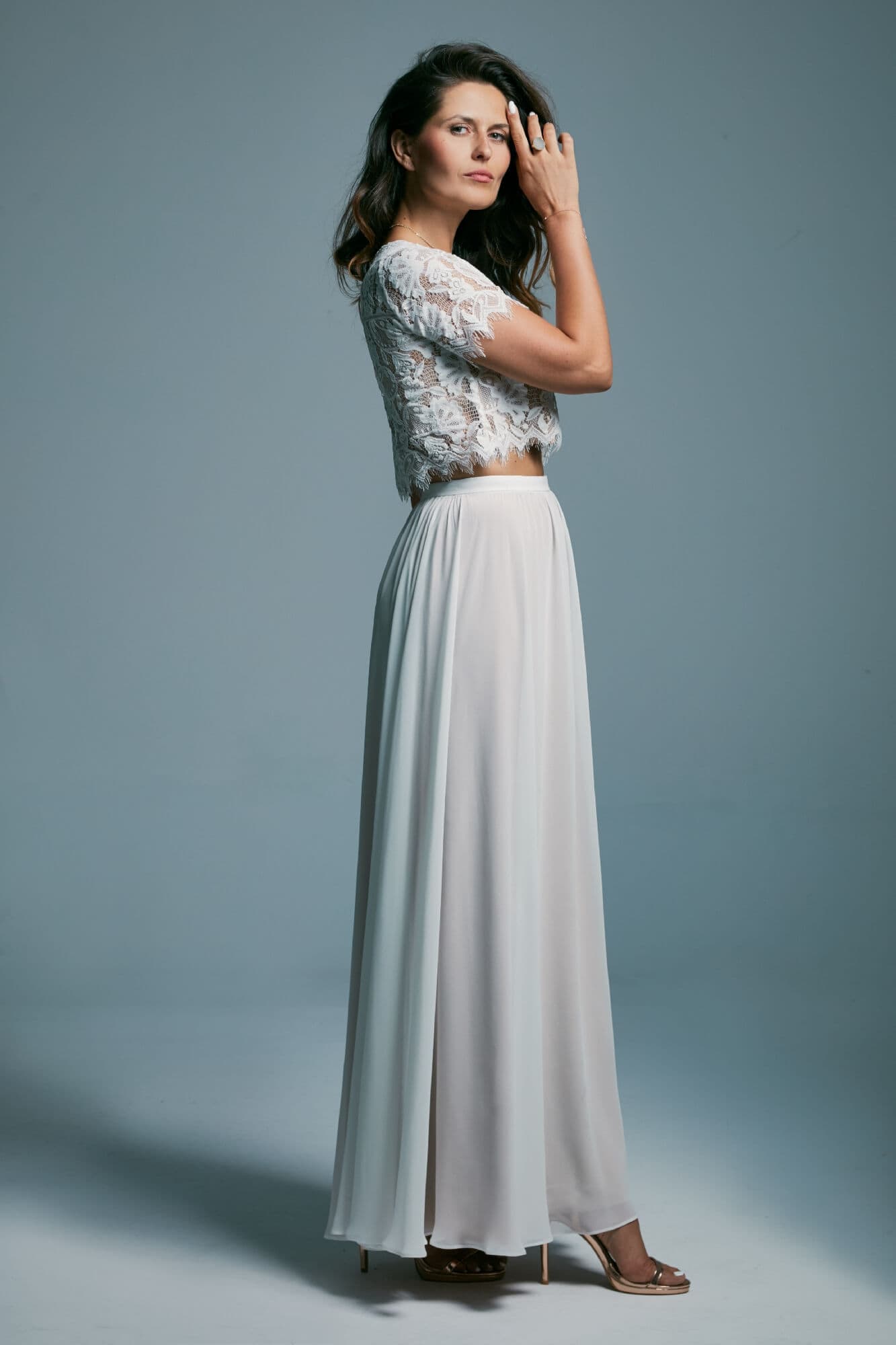 suknia ślubna z koronkowym górnym elementem i długą, prostą spódnicą