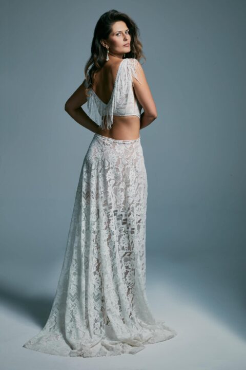 suknia ślubna z koronkowym wzorem, odsłonięty plecy, frędzle na ramionach