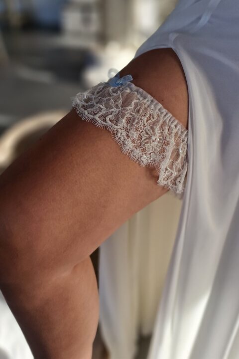 rękaw suknia ślubna z koronkowym wykończeniem