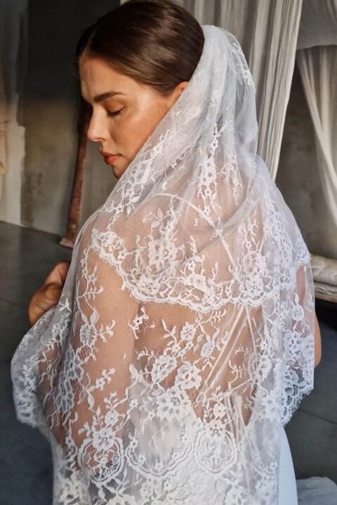 Koronkowy welon ślubny biały