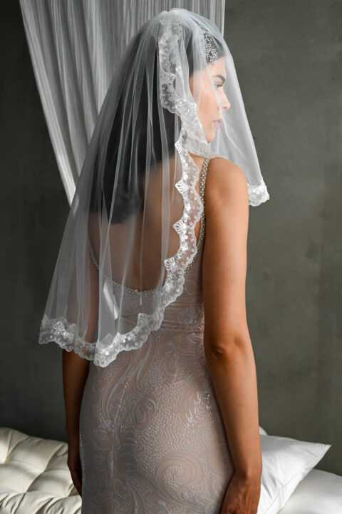 suknia ślubna z koronkowym welonem, widok z tyłu, z odkrytymi ramionami