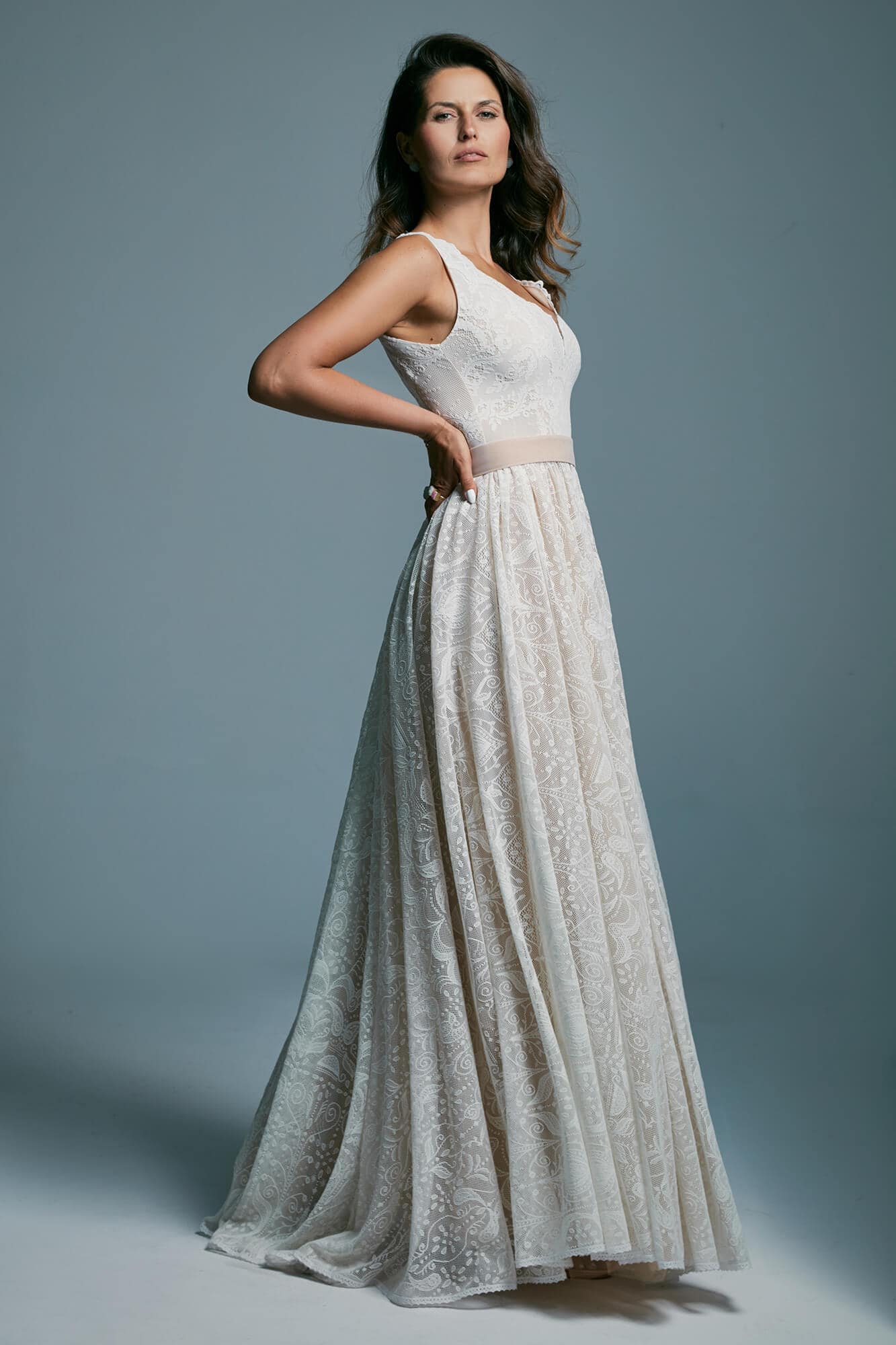 suknia ślubna z koronkowym górnym materiałem i rozkloszowanym dołem w jasnym kolorze