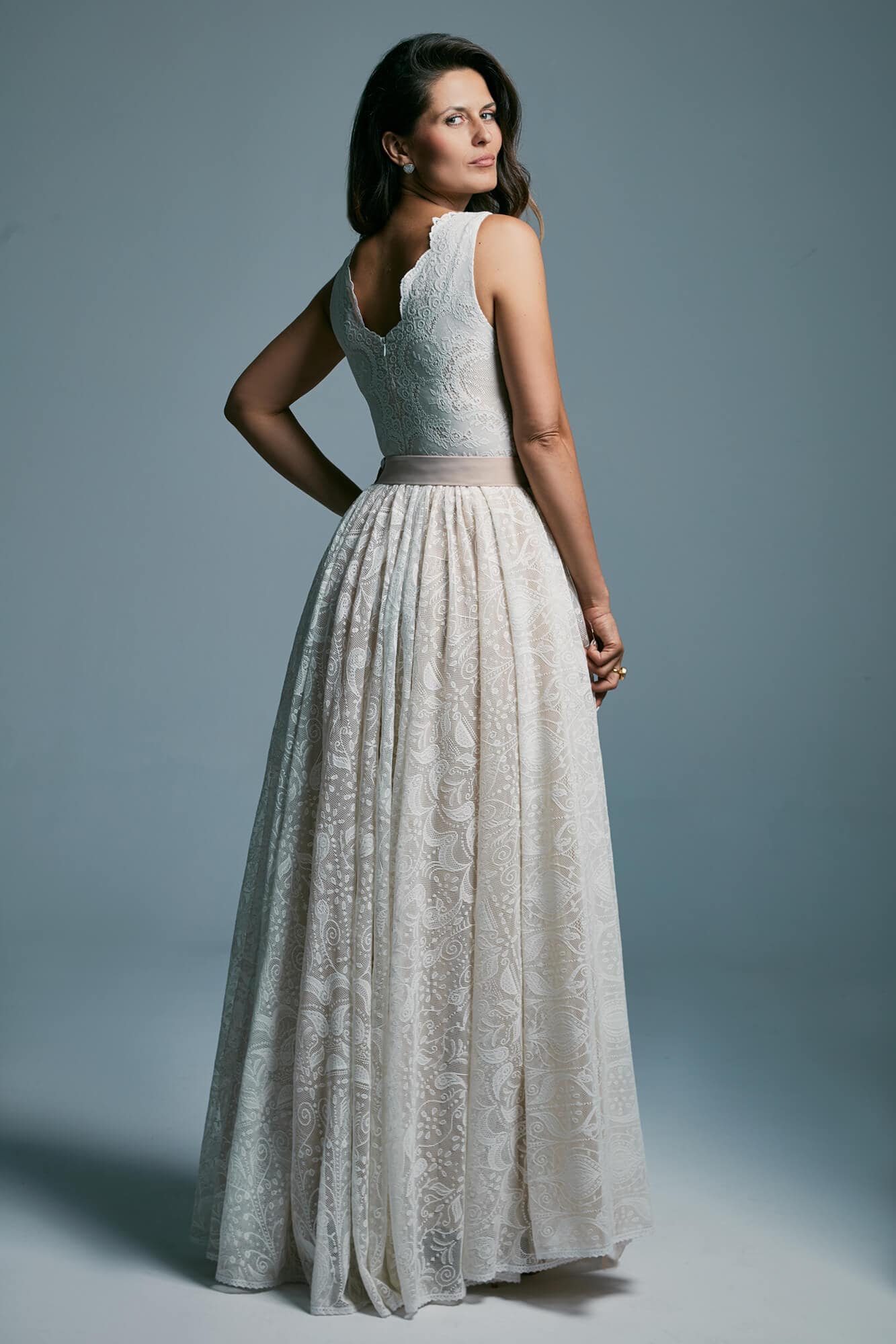 suknia ślubna z koronkowym górnym fragmentem i długą, zwiewną spódnicą