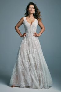 suknia ślubna z koronkowymi detalami, dekoltem w serek i długim, zwiewnym dołem