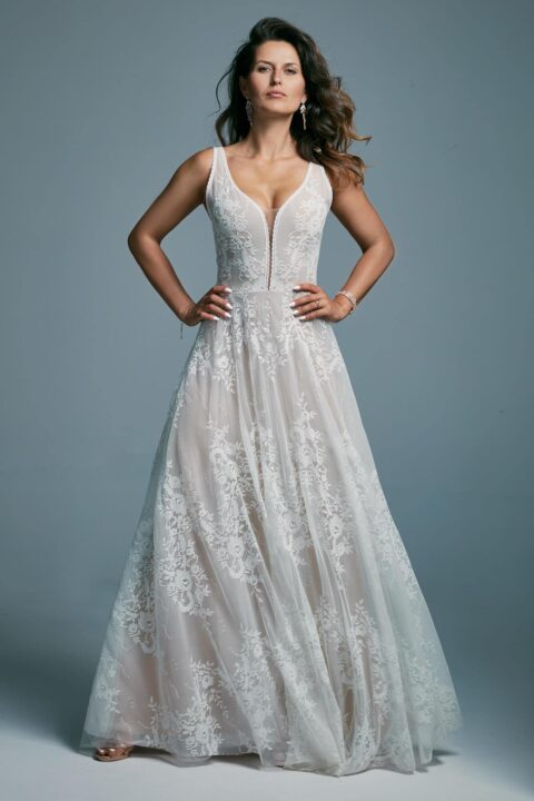 suknia ślubna z koronkowymi detalami, dekoltem w serek i długim, zwiewnym dołem