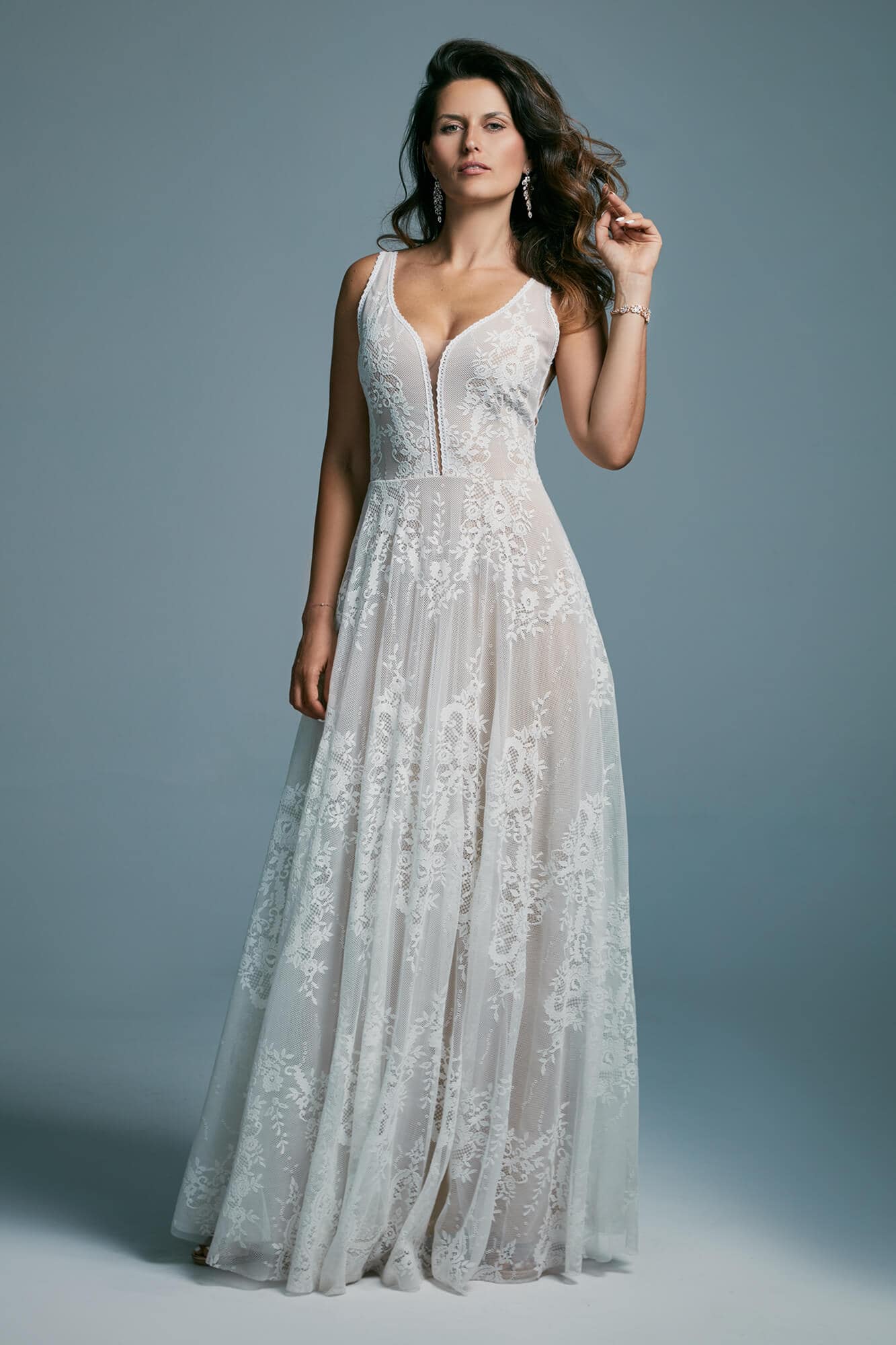 suknia ślubna z dekoltem w serek, z koronkowym wykończeniem i długim, zwiewnym dołem