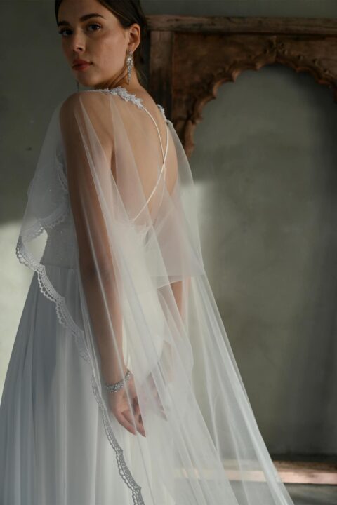 suknia ślubna z przezroczystym, delikatnym welonem na plecach